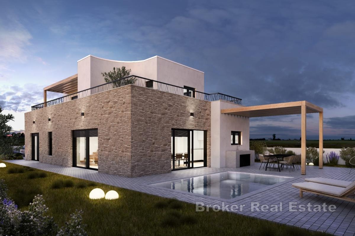 Новый семейный дом с бассейном и гаражом