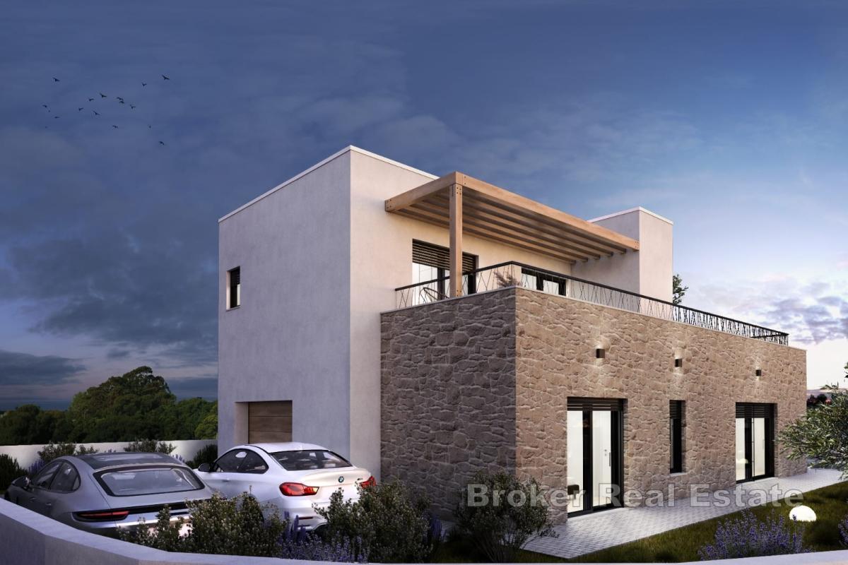 Новый семейный дом с бассейном и гаражом