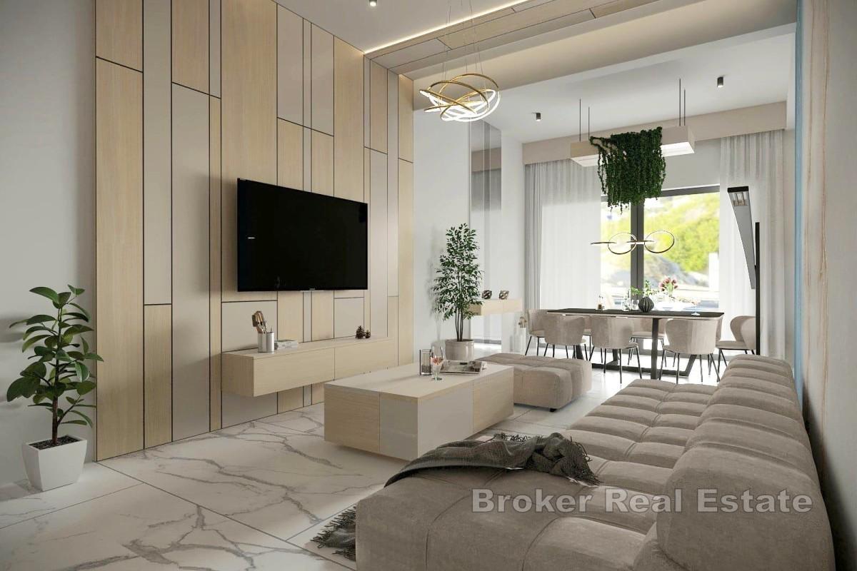 Ekskluzivan penthouse s krovnom terasom i bazenom, prvi red do mora