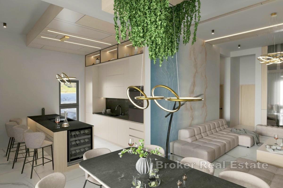 Ekskluzivan penthouse s krovnom terasom i bazenom, prvi red do mora