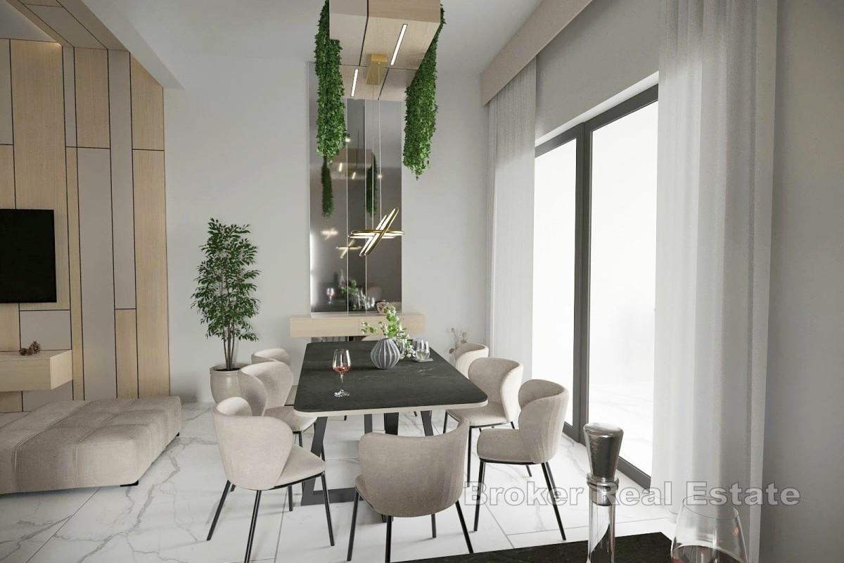 Ekskluzivan penthouse s krovnom terasom i bazenom, prvi red do mora