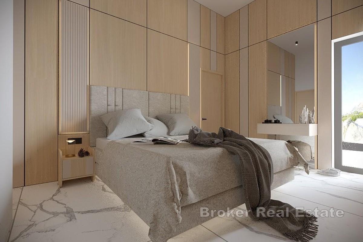 Ekskluzivan penthouse s krovnom terasom i bazenom, prvi red do mora