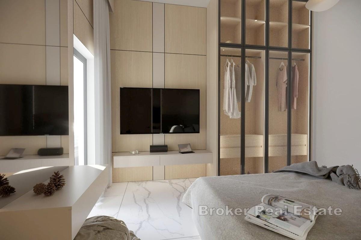 Ekskluzivan penthouse s krovnom terasom i bazenom, prvi red do mora