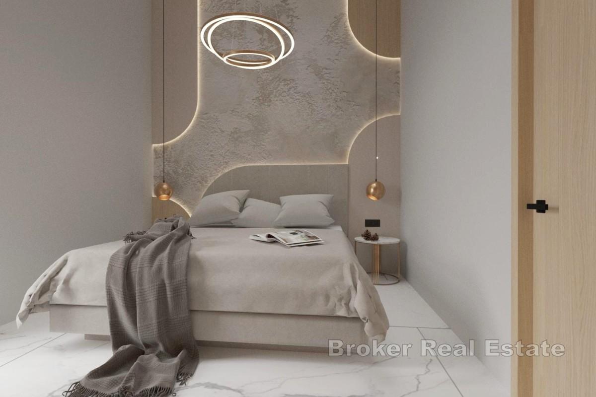 Ekskluzivan penthouse s krovnom terasom i bazenom, prvi red do mora