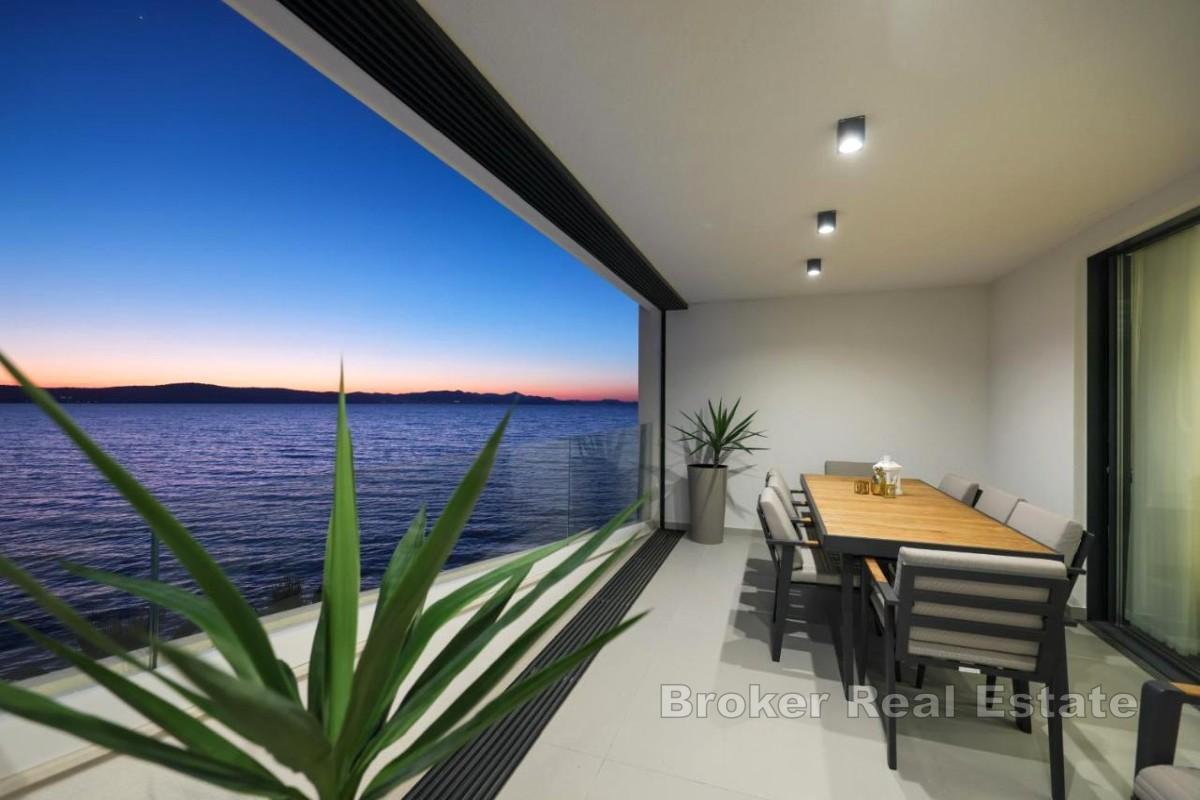 Tvåvånings takvåning vid havet med privat pool på takterrassen