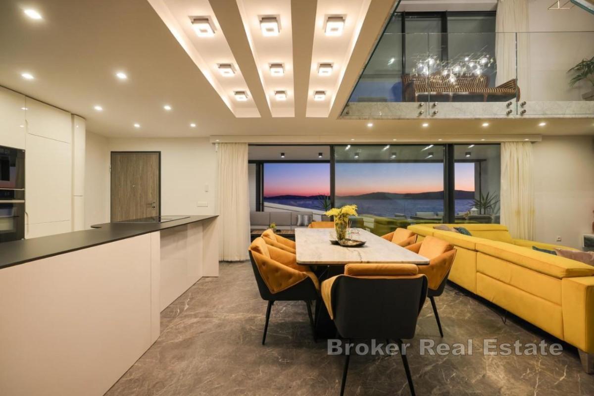 Dwupiętrowy penthouse nad morzem z prywatnym basenem na tarasie na dachu