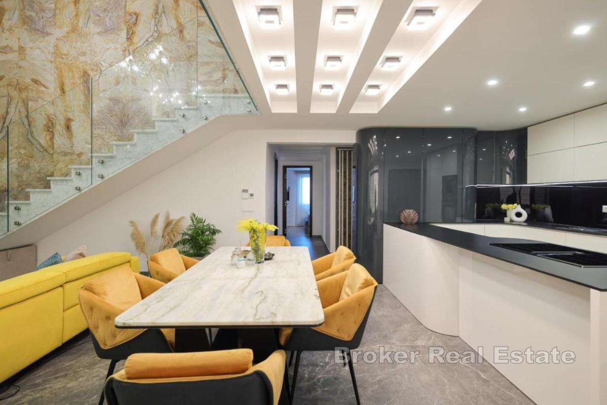 Dwupiętrowy penthouse nad morzem z prywatnym basenem na tarasie na dachu