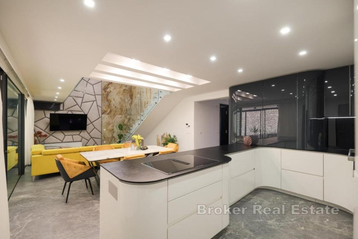 Dwupiętrowy penthouse nad morzem z prywatnym basenem na tarasie na dachu