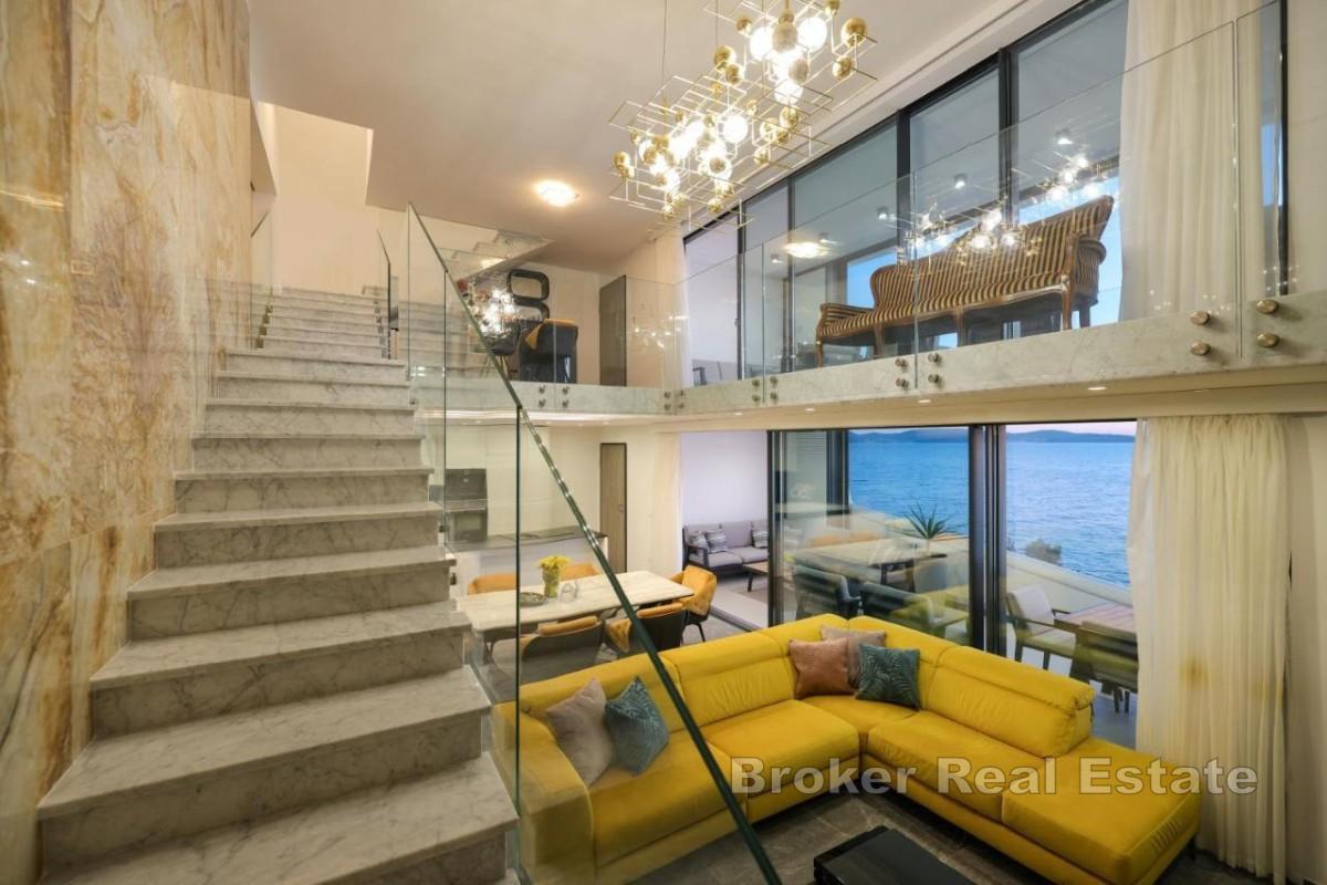 Dwupiętrowy penthouse nad morzem z prywatnym basenem na tarasie na dachu