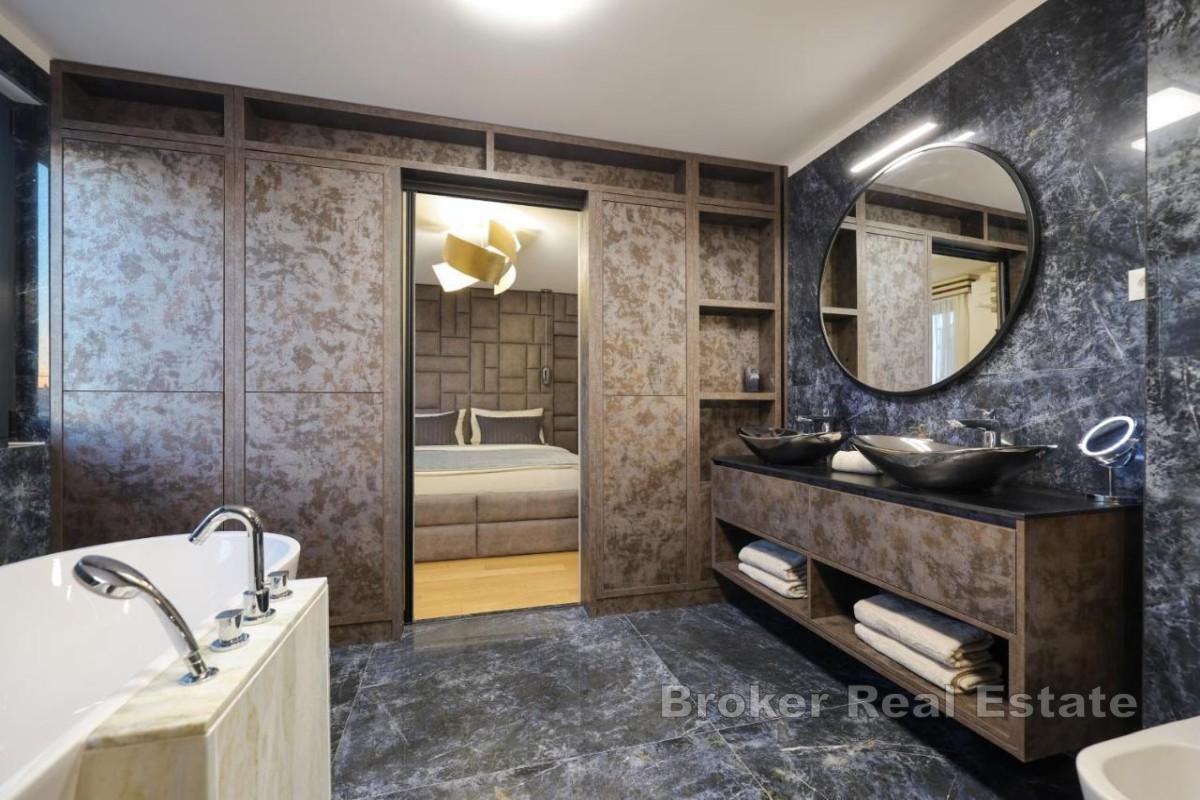 Tvåvånings takvåning vid havet med privat pool på takterrassen