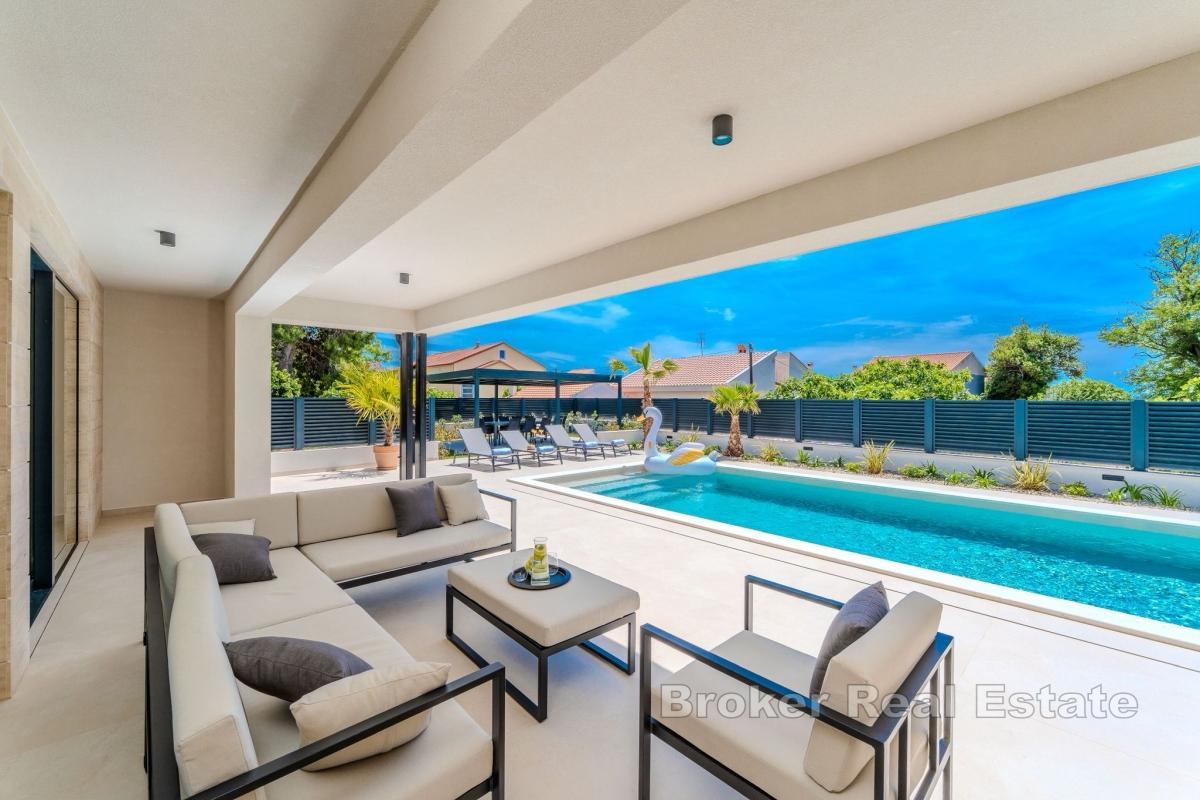 Willa premium z basenem i widokiem na otwarte morze