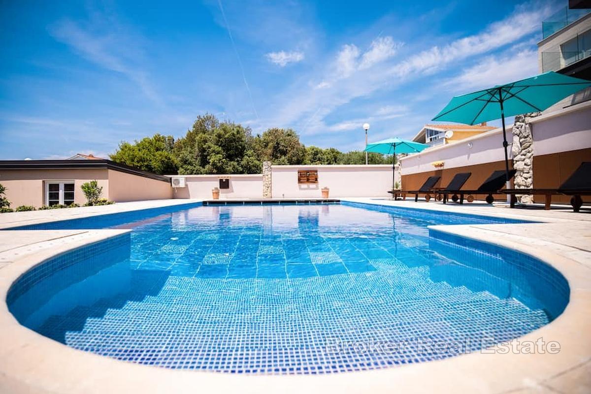 Vila na prostorném pozemku s vyhřívaným bazénem a výhledem na otevřené moře