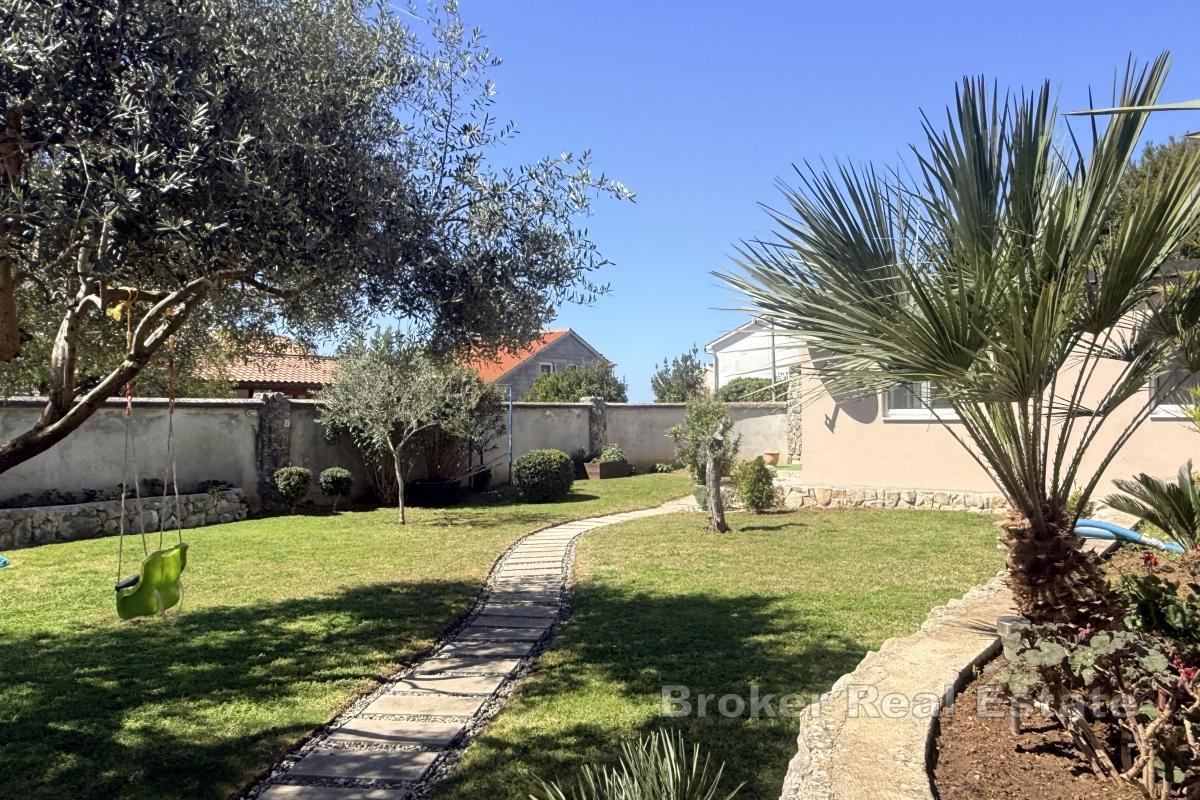 Vila na prostorném pozemku s vyhřívaným bazénem a výhledem na otevřené moře