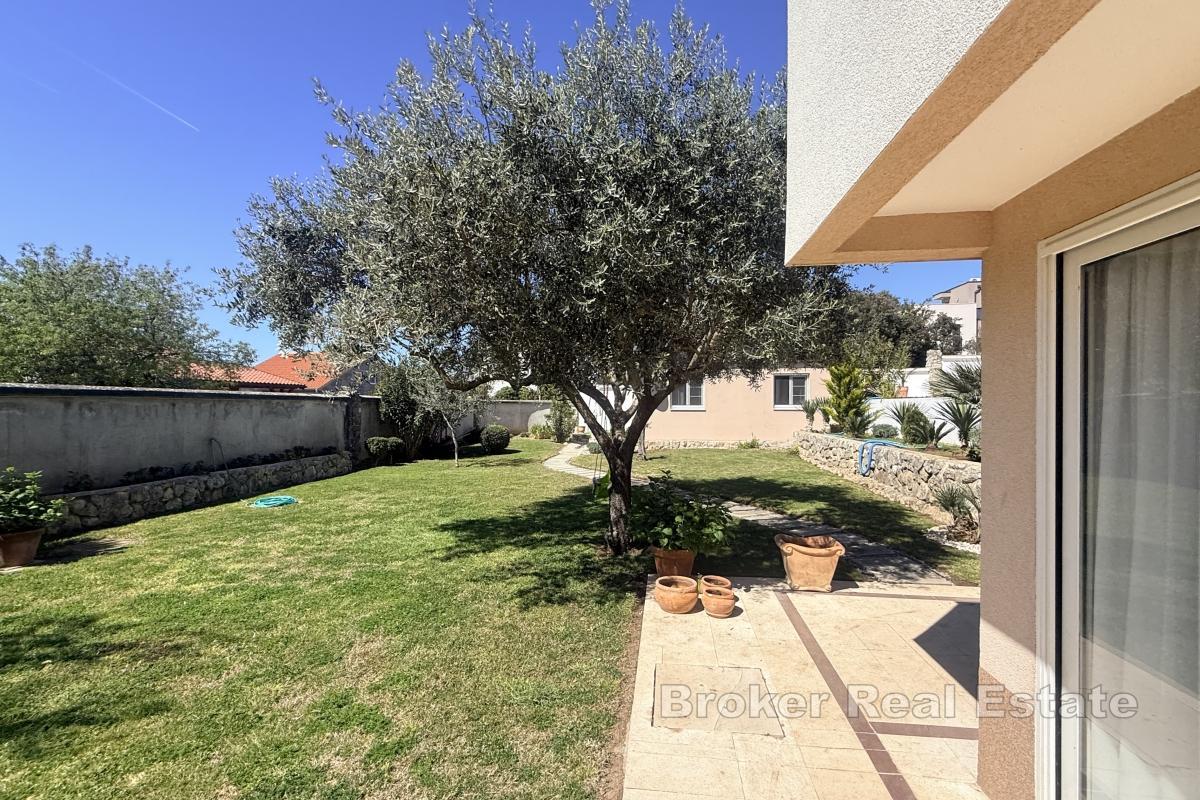 Vila na prostranoj parceli s grijanim bazenom i otvorenim pogledom na more