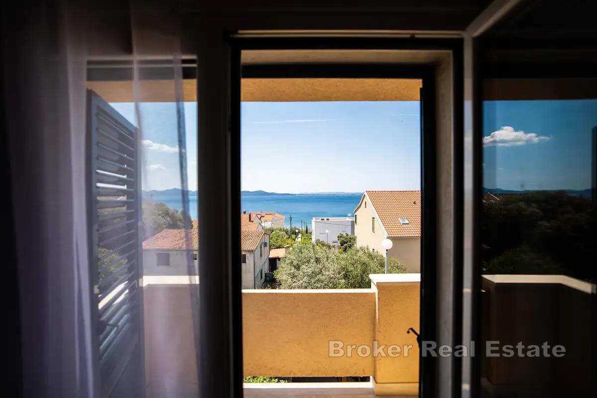 Villa på rymlig tomt med uppvärmd pool och öppen havsutsikt