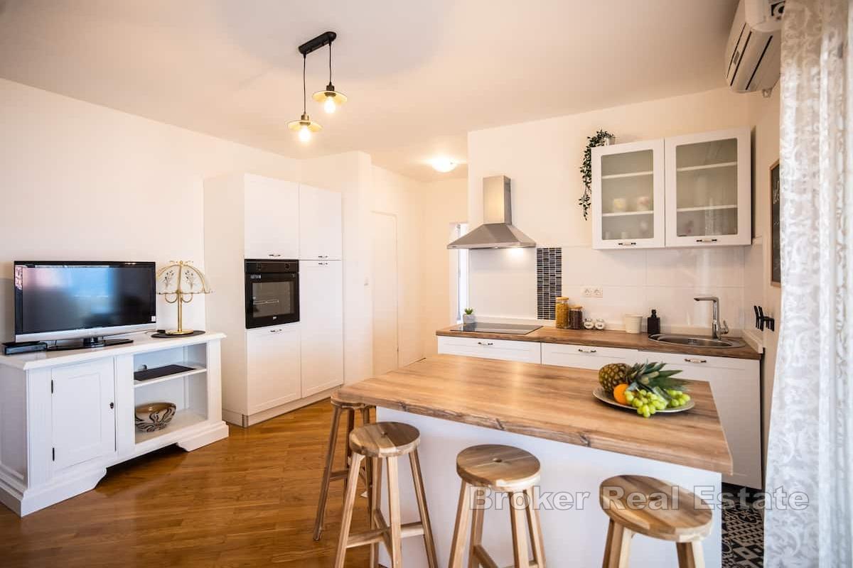 Villa på rymlig tomt med uppvärmd pool och öppen havsutsikt