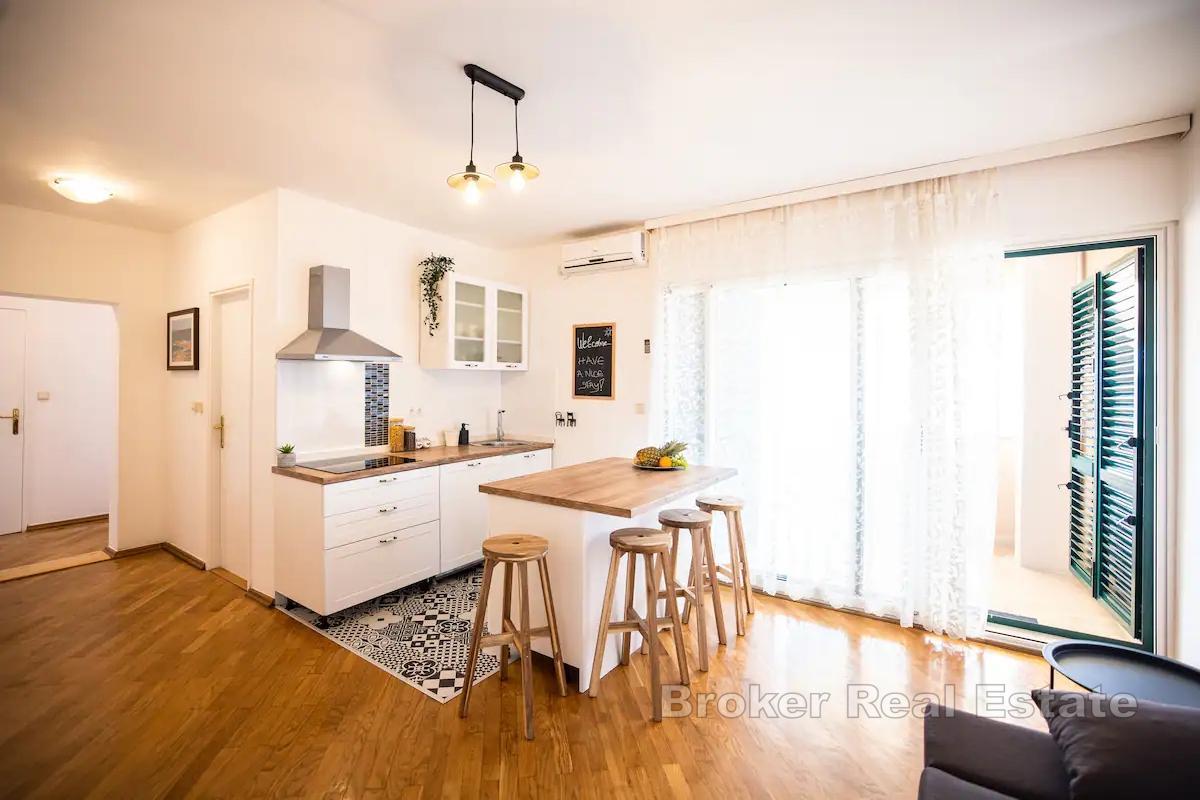 Вилла на просторном участке с подогреваемым бассейном и видом на море