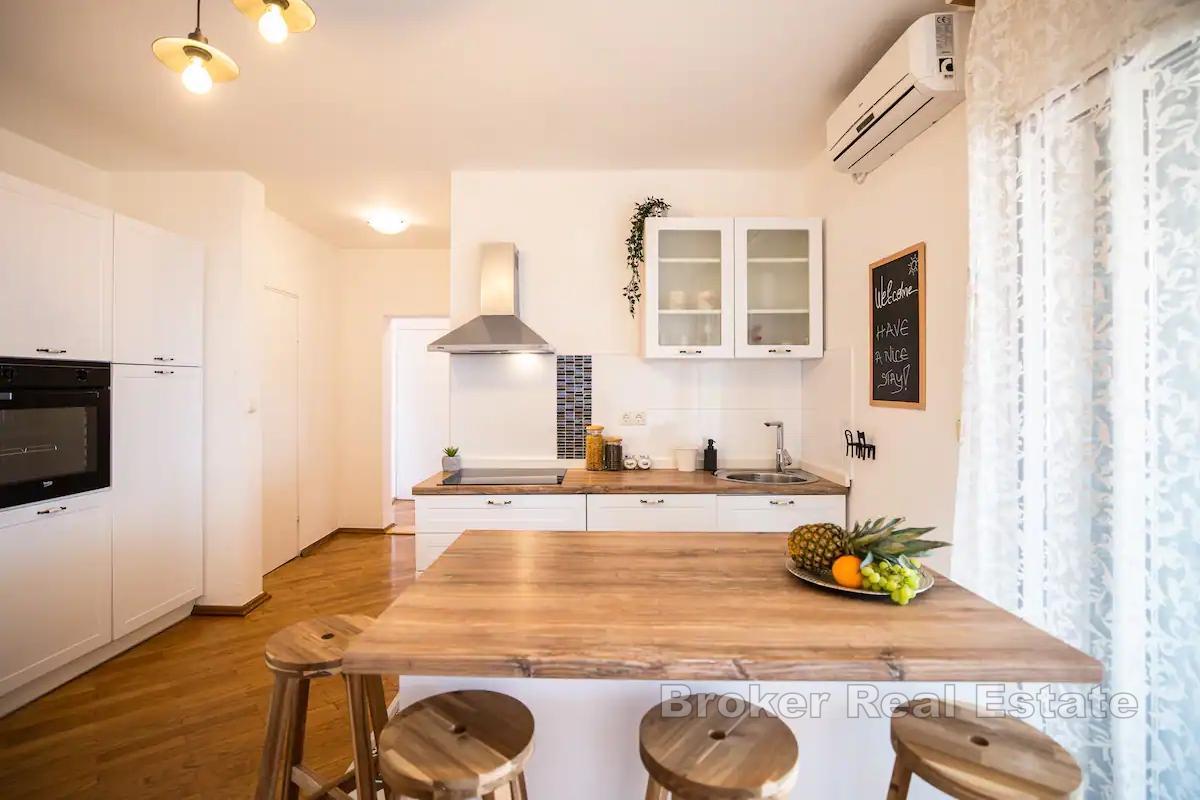 Вилла на просторном участке с подогреваемым бассейном и видом на море