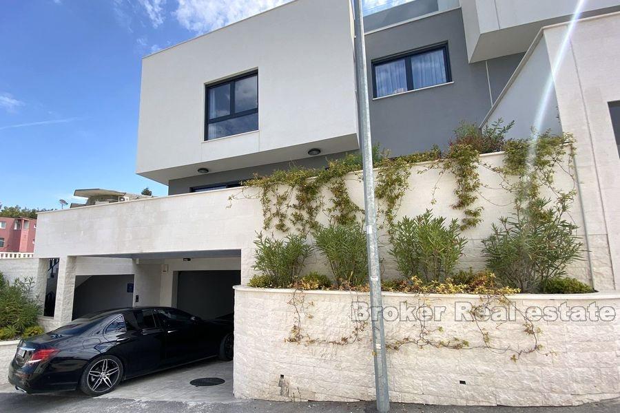 Piękna willa z basenem i widokiem na morze