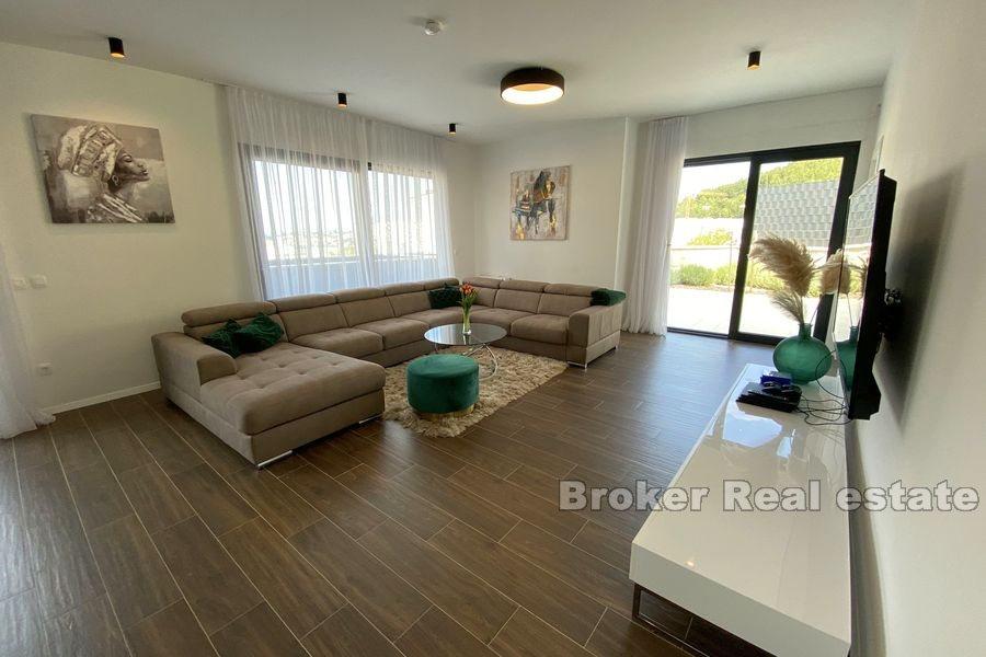 Piękna willa z basenem i widokiem na morze