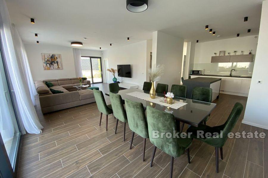 Piękna willa z basenem i widokiem na morze