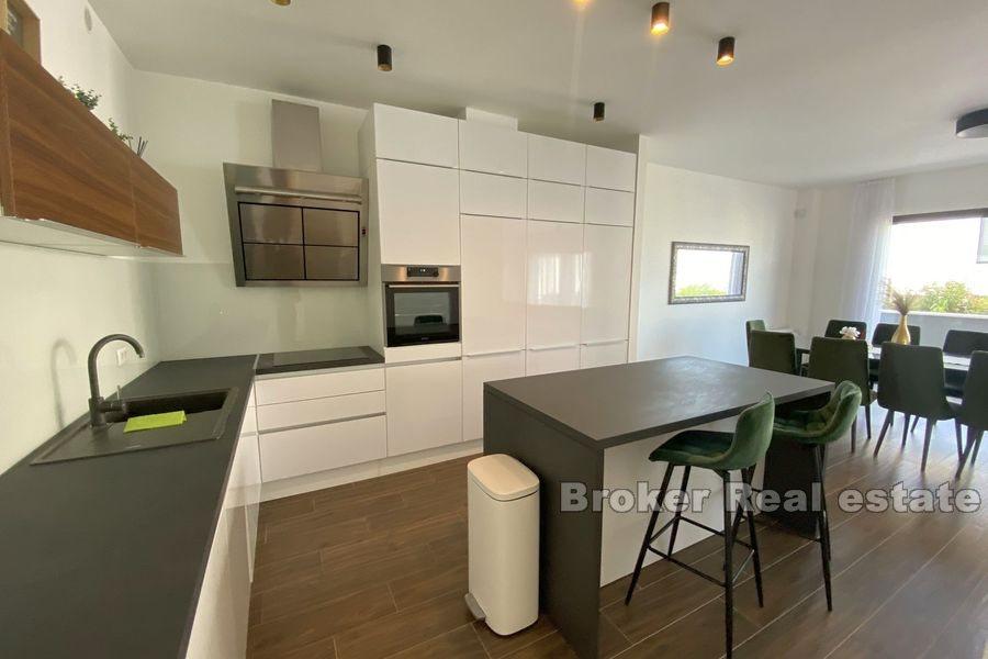 Piękna willa z basenem i widokiem na morze