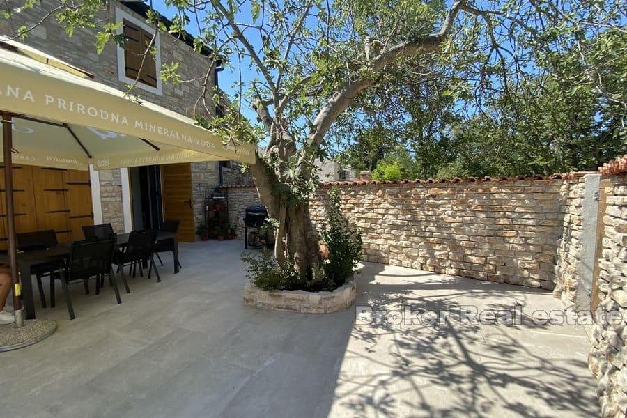 Новый каменный дом с бассейном