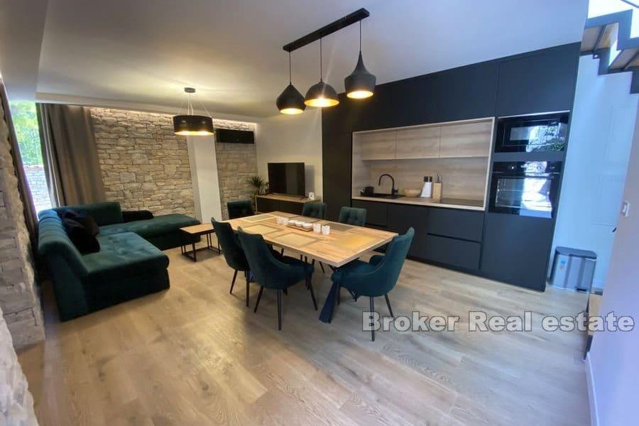 Nově postavený kamenný dům s bazénem