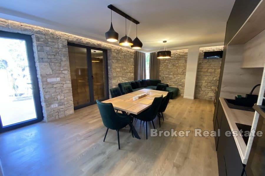 Новый каменный дом с бассейном