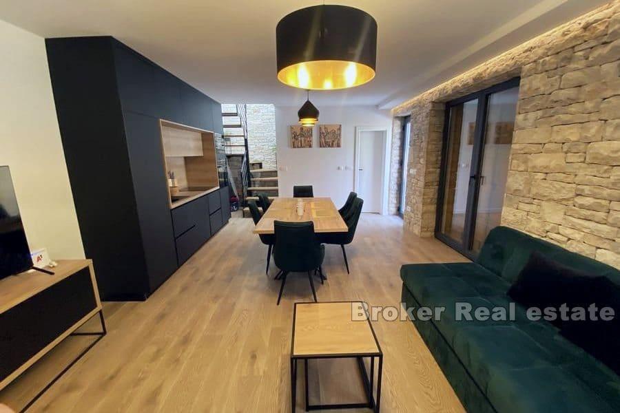 Новый каменный дом с бассейном