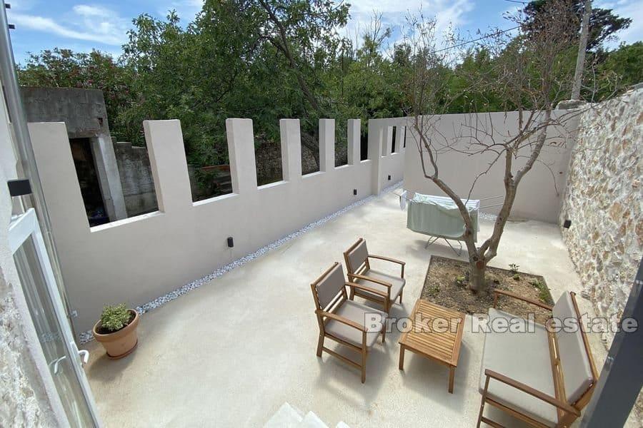 Steinhus i usjenert område