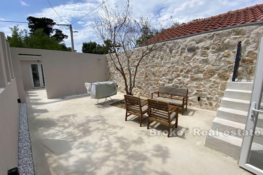 Steinhus i usjenert område