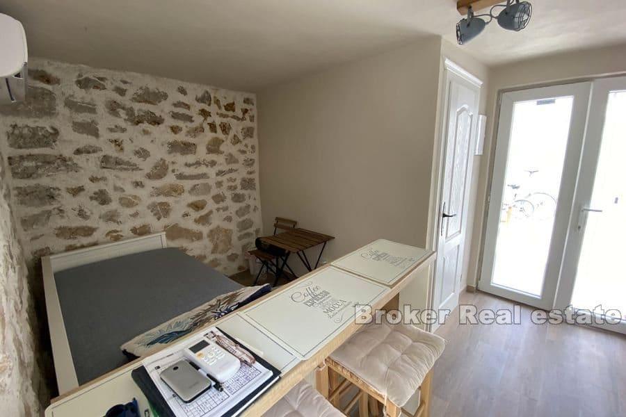 Maison en pierre dans un endroit isolé