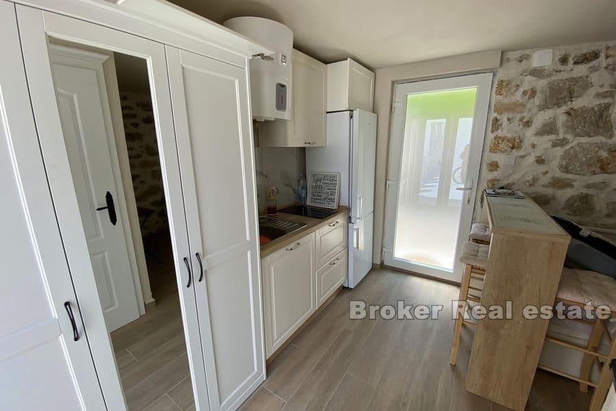 Kamienny dom w zacisznej okolicy