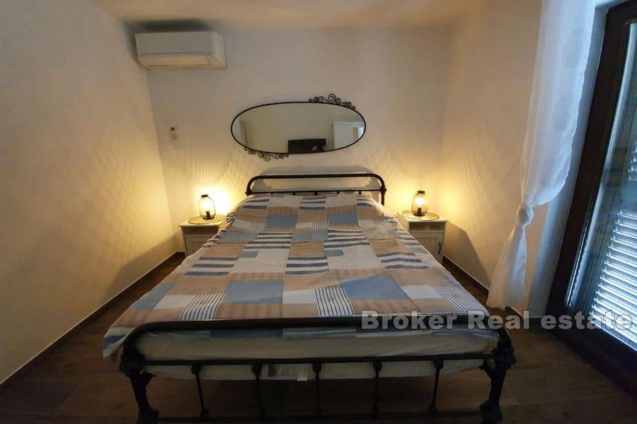 Kamenný dům s bazénem