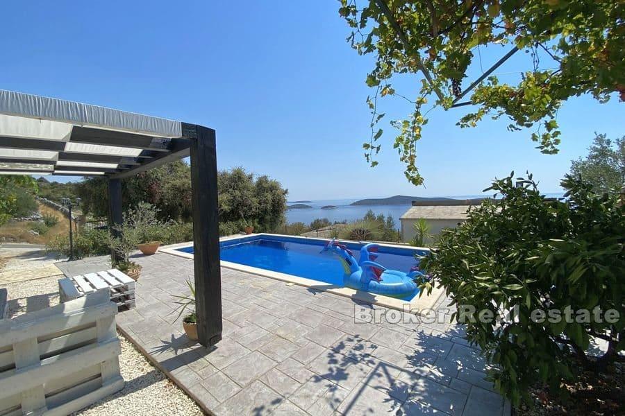 Beautiful house with pool and sea view