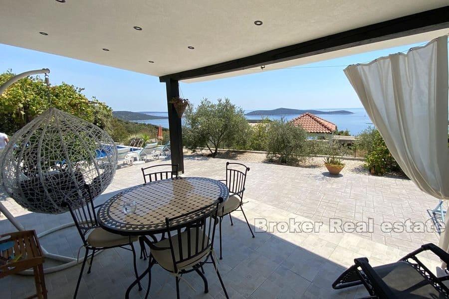 Beautiful house with pool and sea view