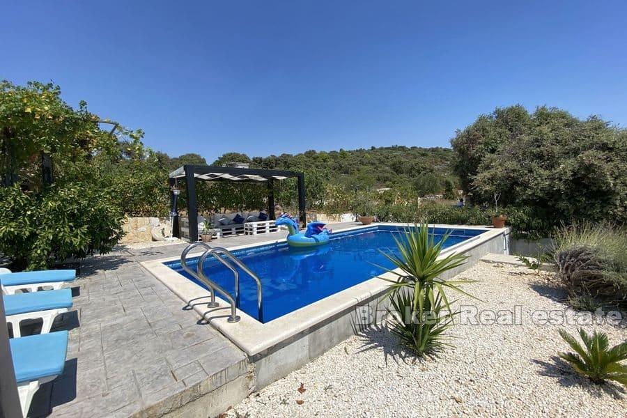 Beautiful house with pool and sea view