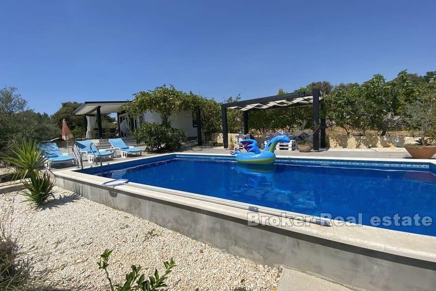 Beautiful house with pool and sea view