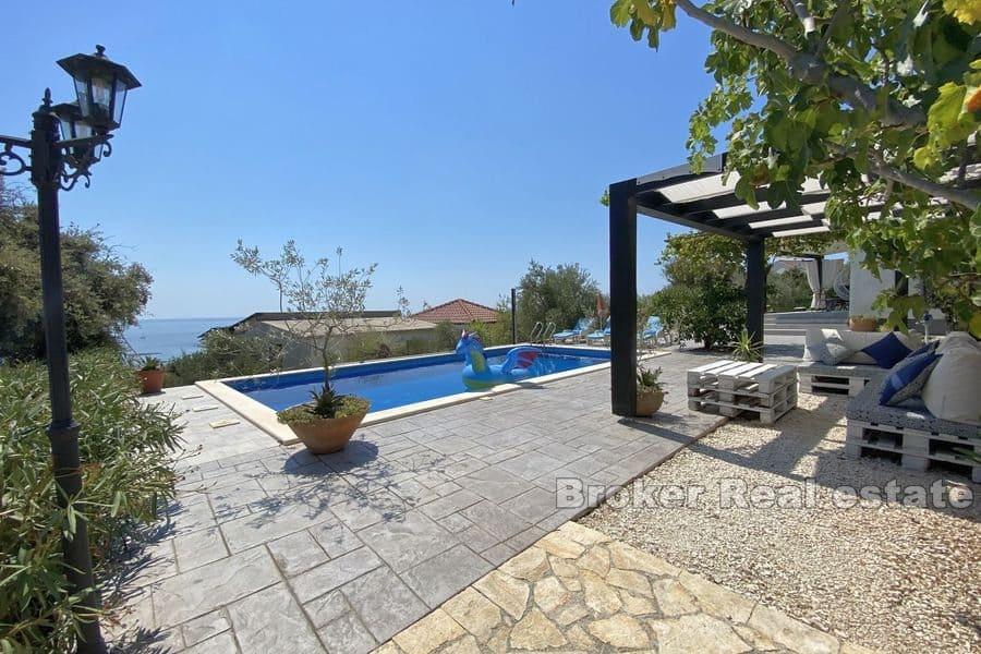 Krásný dům s bazénem a výhledem na moře