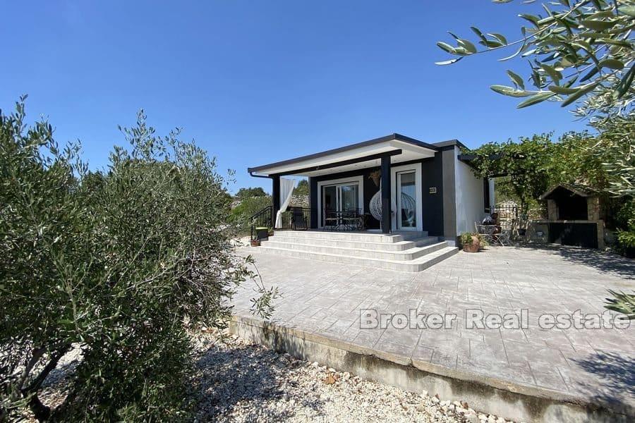 Beautiful house with pool and sea view