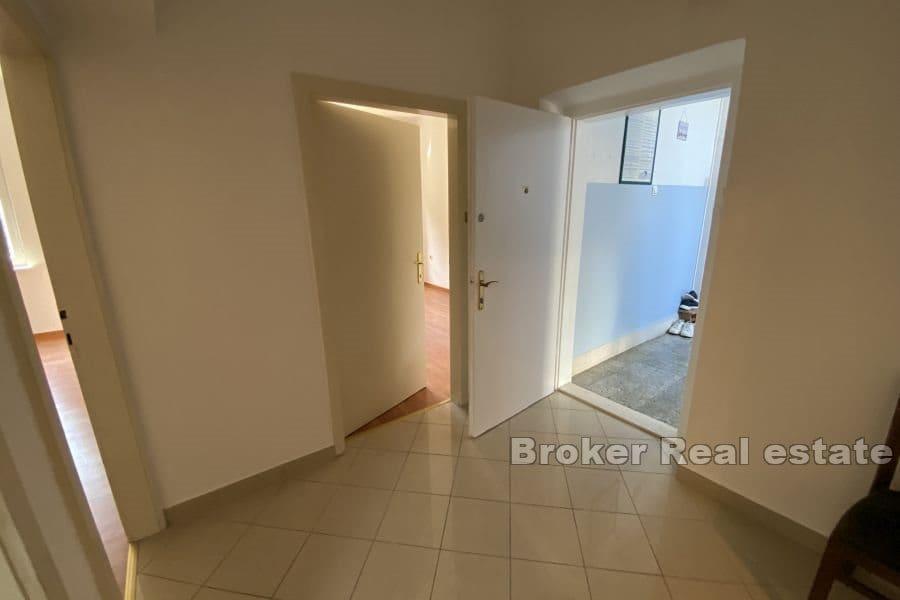 Meje, bytový - obchodní prostor