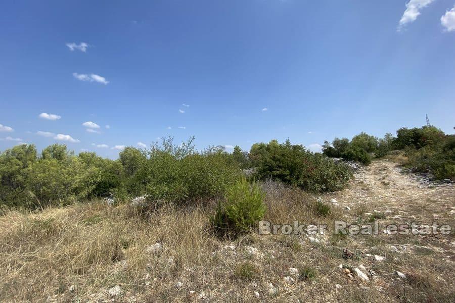 Agricultural land first row to the sea