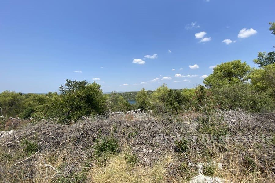 Ackerland in erster Reihe zum Meer