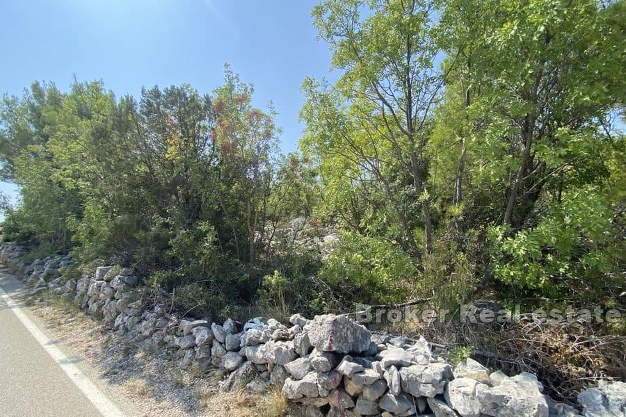 Byggeland nær sjøen