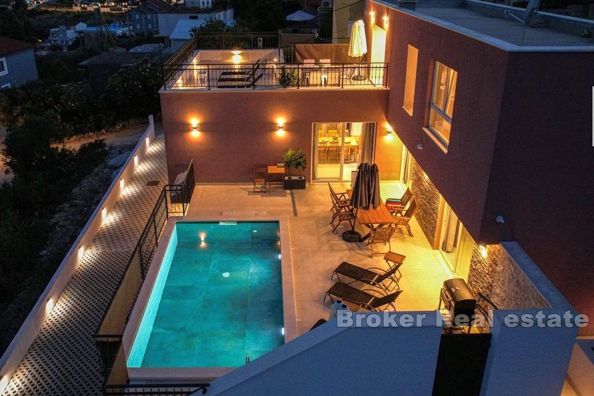 House with pool and sea view