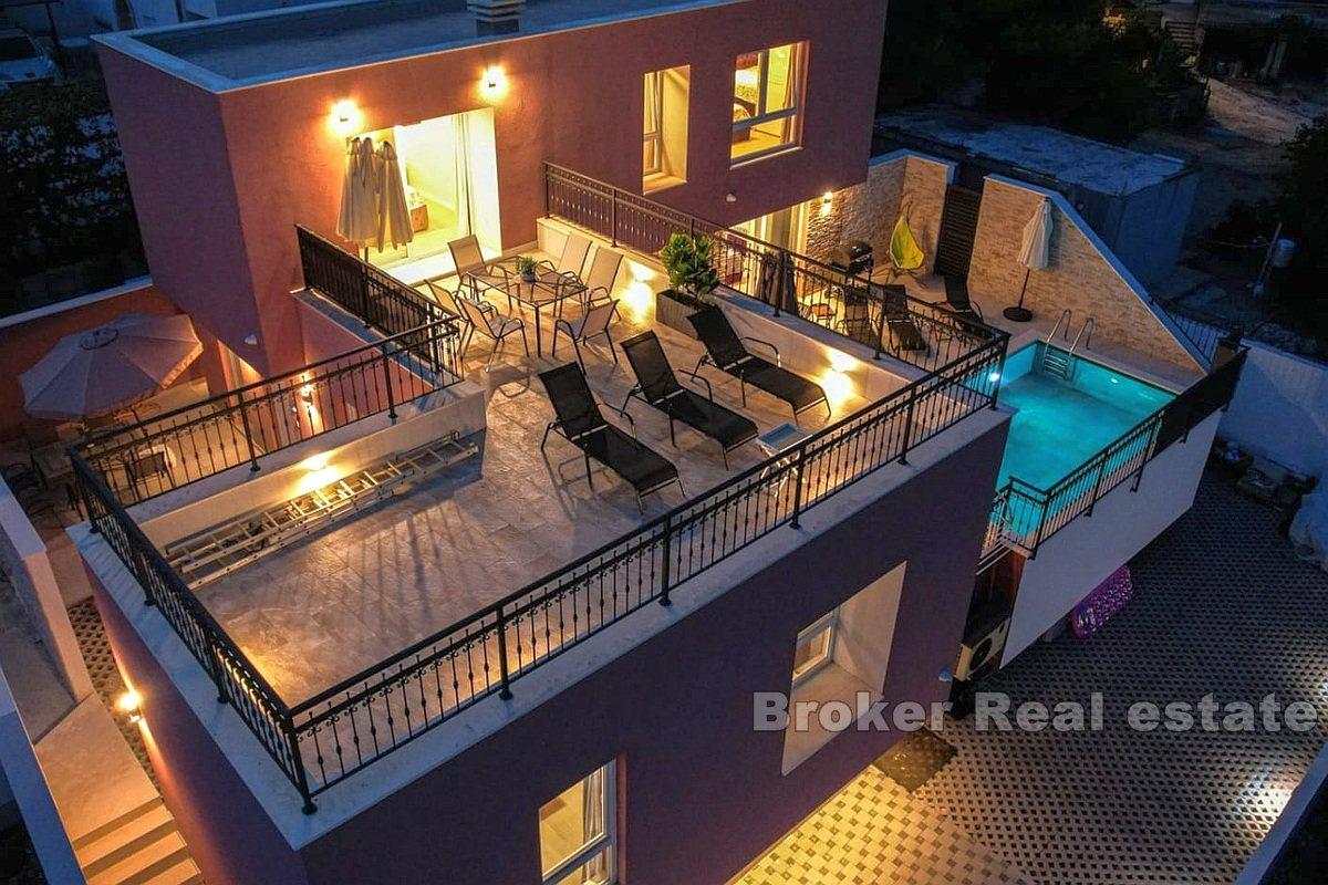 Dom z widokiem na basen i morze