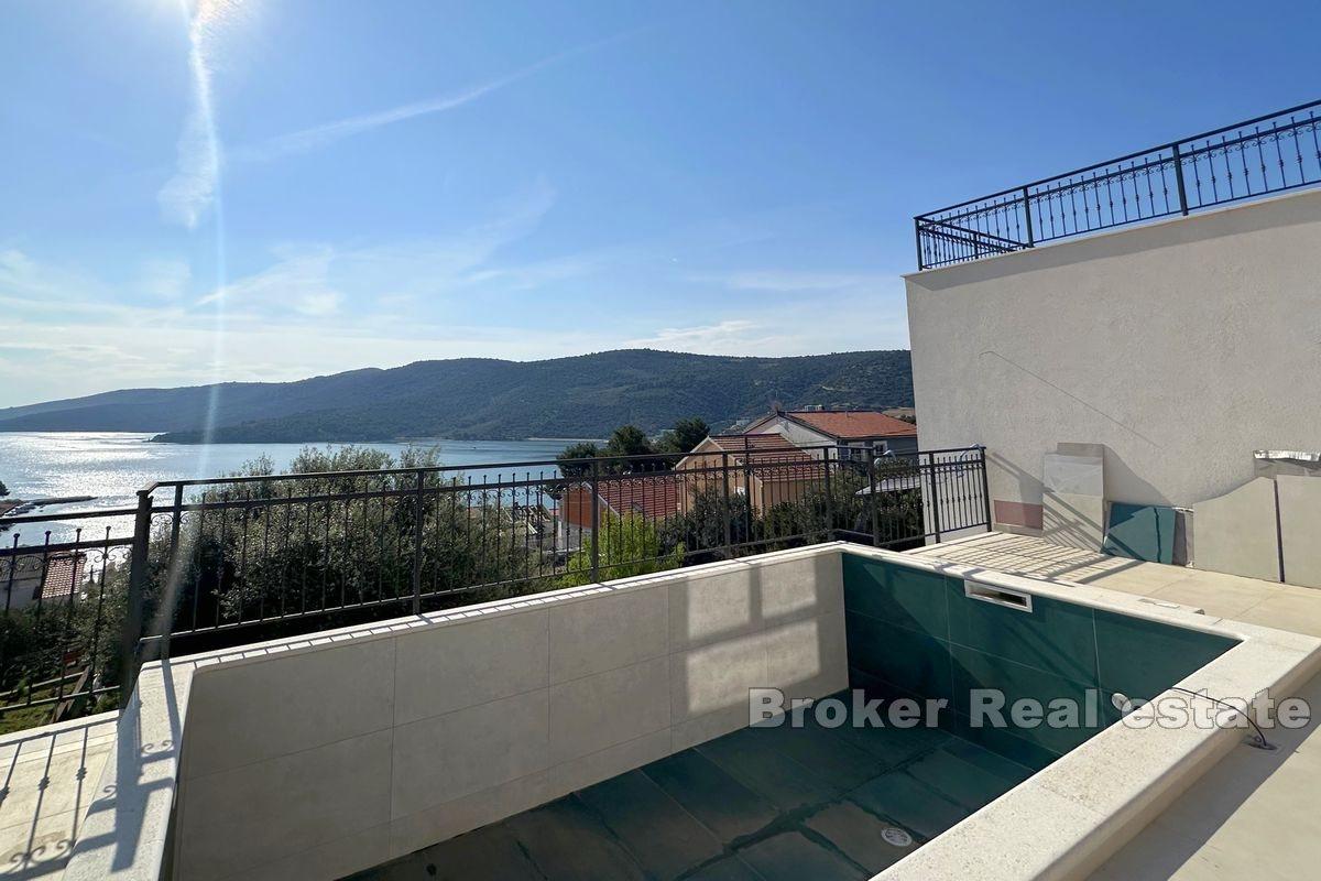 House with pool and sea view