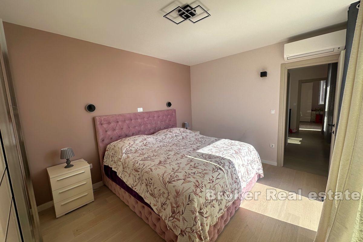 Dům s bazénem a výhledem na moře