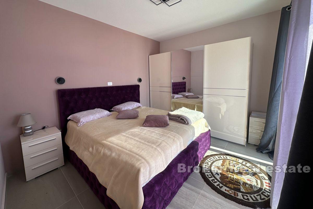 Dom z widokiem na basen i morze